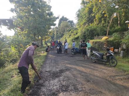 Kegiatan Gotong Royong Perbaikan Jalan Serutang menuju Bendungan Titab Ularan